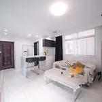 Cloudlike Serenity-Family Apartment In Central Shanghai